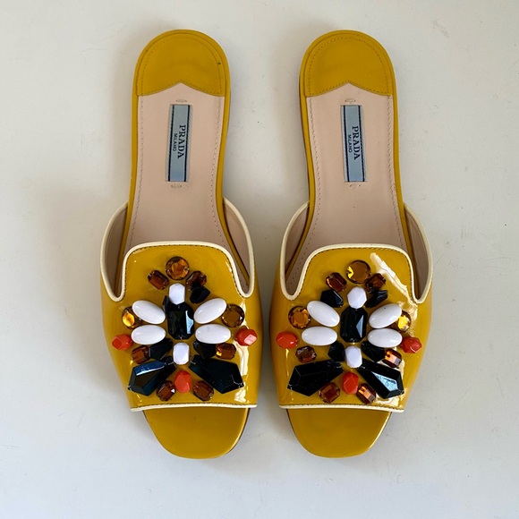 EUC ADORABLE YELLOW PRADA RUNWAY SLIDE WITH WHITE PIPING AND TRIBAL BEADS - Picture 6 of 7